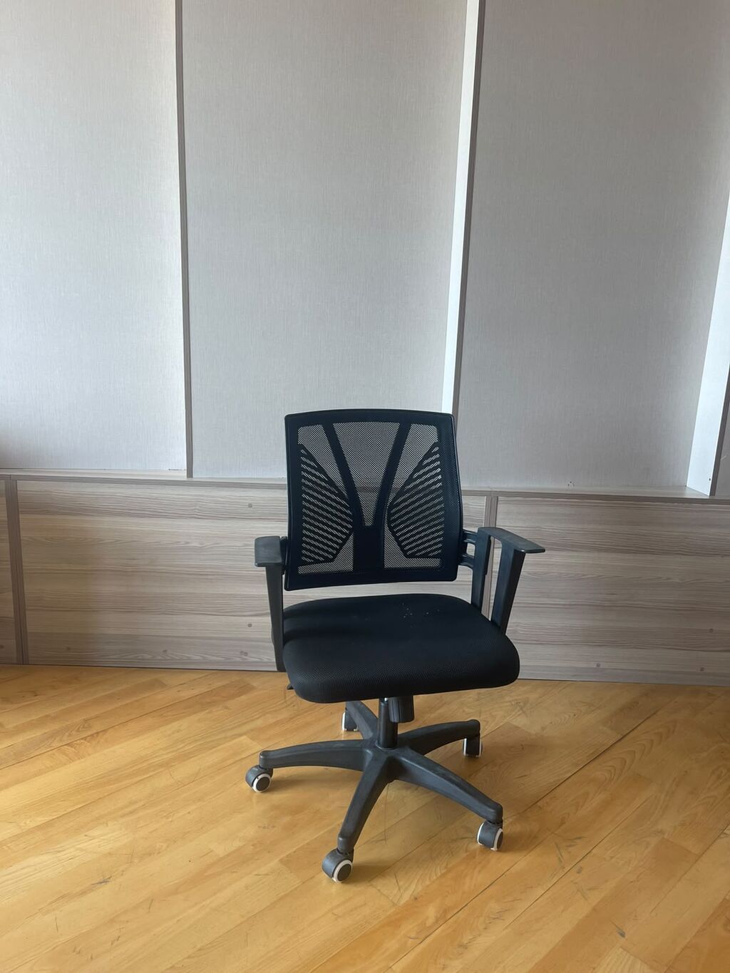 Stol 60 AZN stul 1 ədədi 10 AZN Kreslo 30 AZN : Açıq ağac rəngində — Ofis mebeli, Bakı (2)