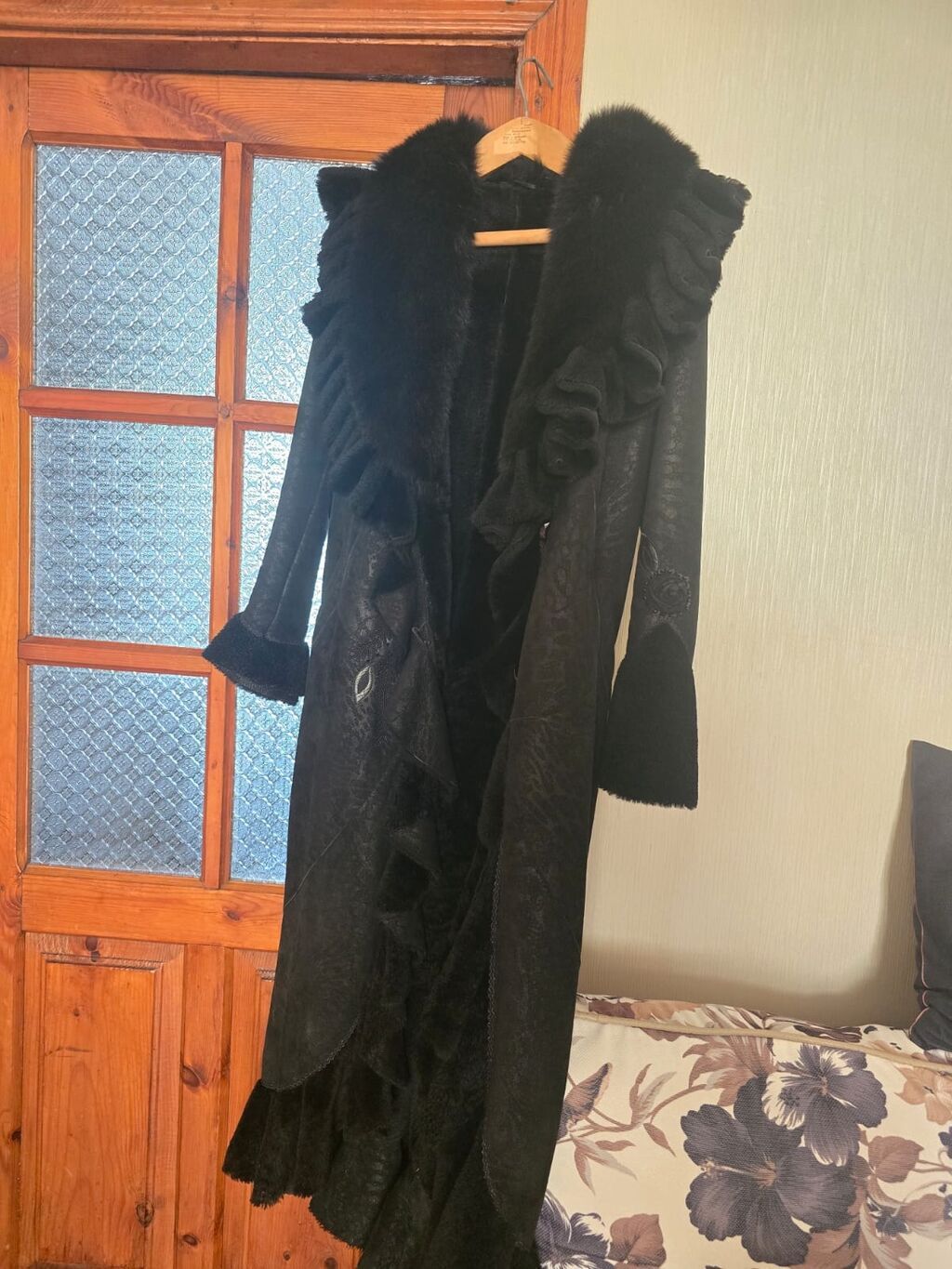 Qadınlar üçün uzun qara kürk-palto - Model: Uzun, A-kəsimli siluet — Şəxsi əşyalar, Bakı (2)