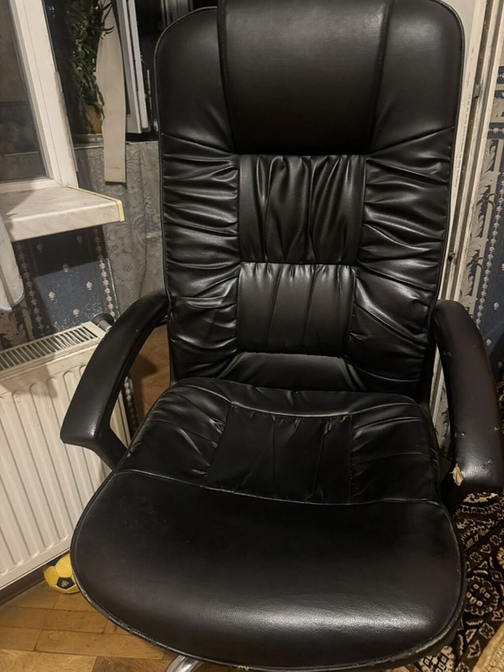Ergonomik ofis kreslosu — yüksək arxalıq, ayarlanan hündürlük