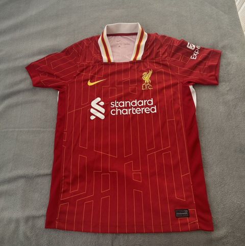 Liverpool FC home forması – Nike - Rəng: klassik qırmızı, incə qızılı — İdman və Əyləncə