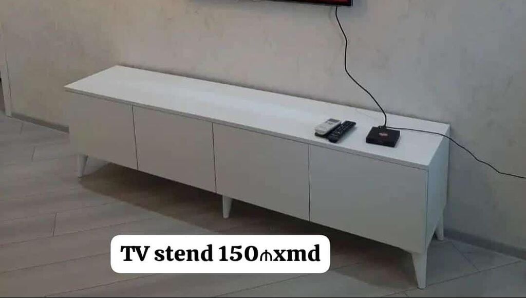 Ağ rəngli minimalist TV stendi. Uzun, aşağı profilli konstruksiya; 4