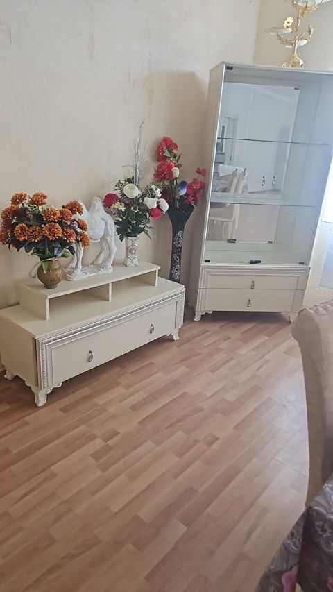 Klassik üslubda krem rəngində mebel dəsti Tərkib: - Şüşəli vitrin