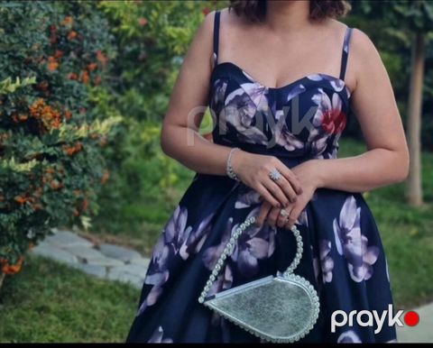 Güllü maxi don - Rəng: tünd göy (demək olar qara) fon üzərində iri