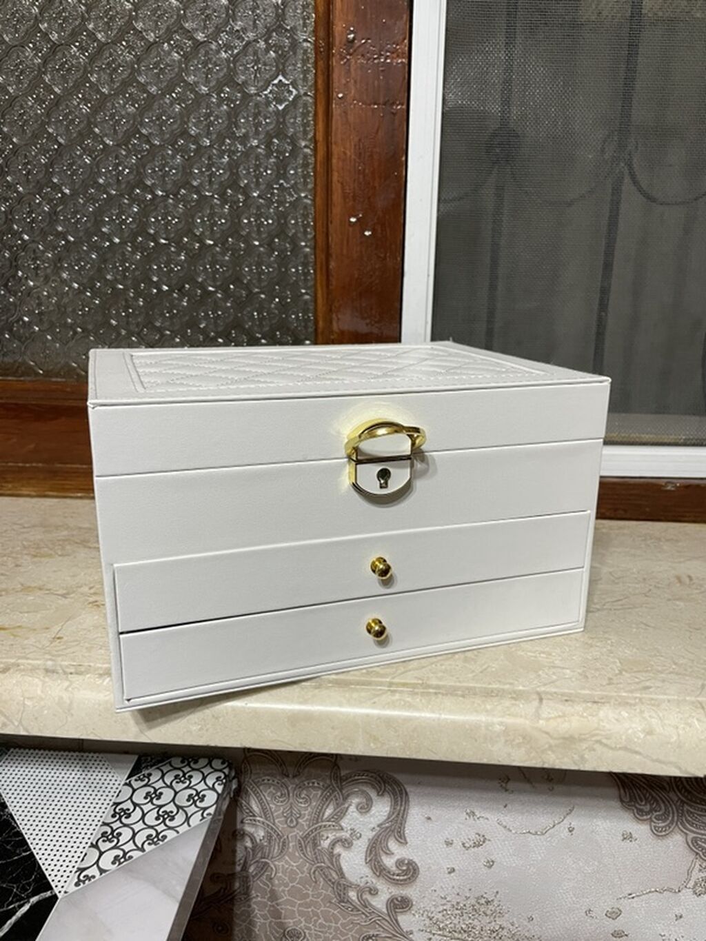 Ağ rəngli çoxşöbəli zinət əşyaları qutusu - Material: xarici hissə — Gözəllik və sağlamlıq, Bakı