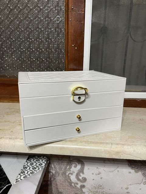 Ağ rəngli çoxşöbəli zinət əşyaları qutusu - Material: xarici hissə — Bakı