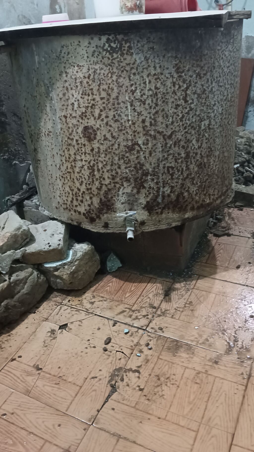 Bak, Metal, 500 l l, İşlənmiş, Ünvandan götürmə — Mallar, Saray (3)