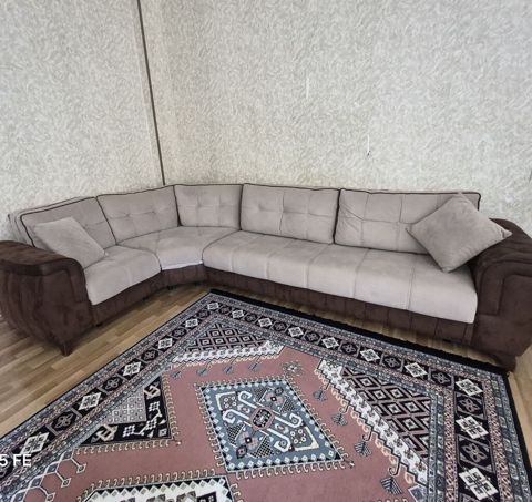Açılan bazalı künc divan satılır. Divan geniş oturacaq hissəsinə — ikinci el mallarin satisi — Mebel