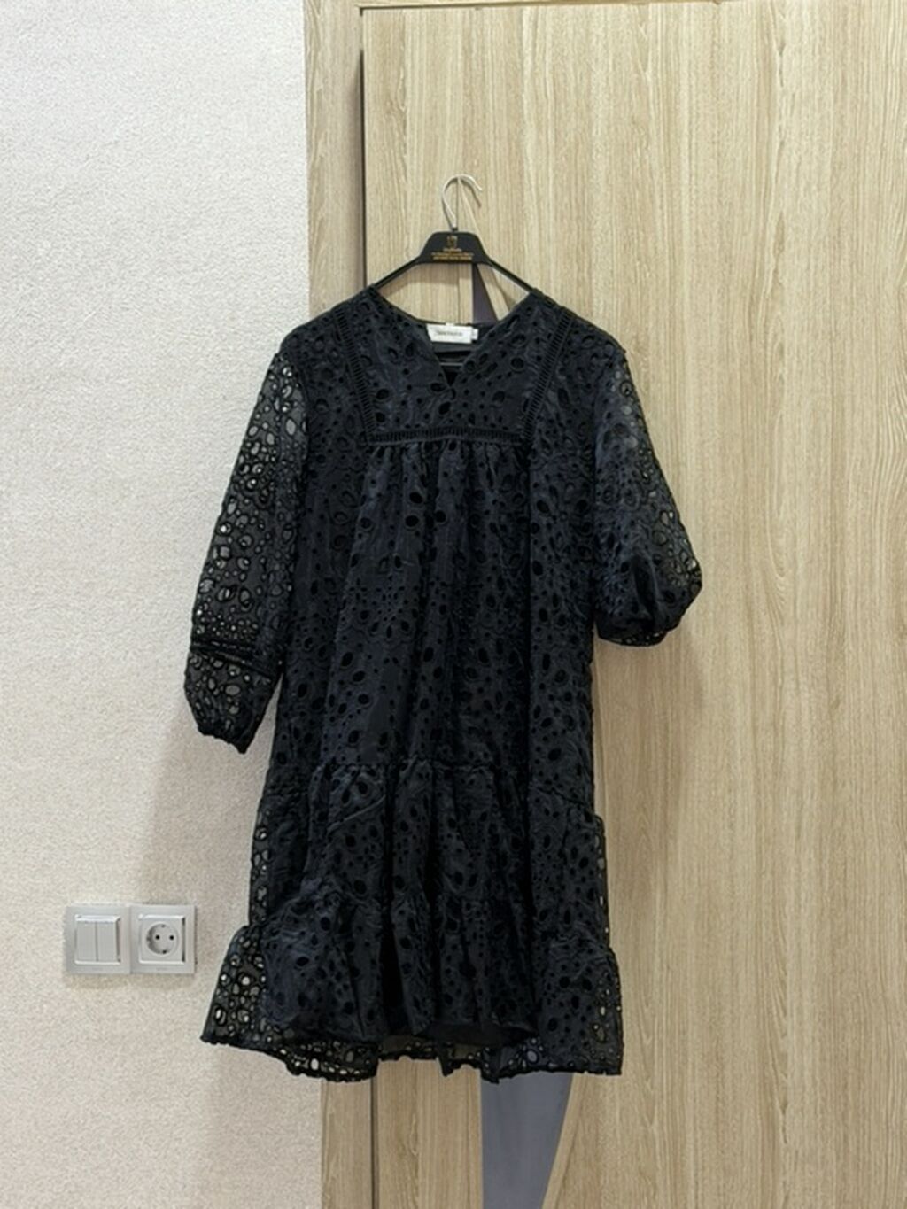 Qara rəngdə, qabarıq naxışlı (broderie anglaise tərzi) midi don. - — Şəxsi əşyalar, Bakı