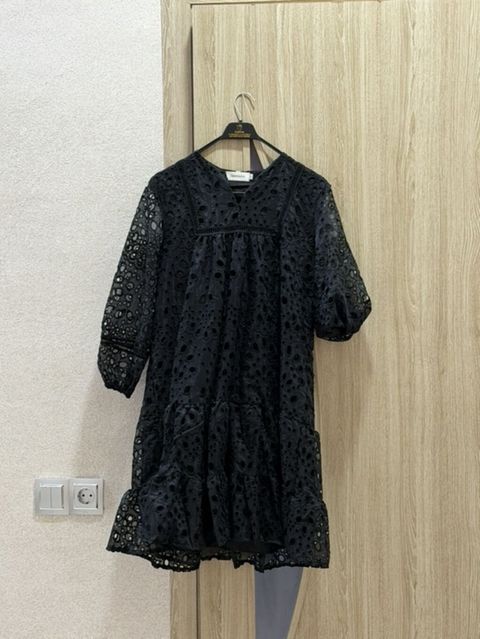Qara rəngdə, qabarıq naxışlı (broderie anglaise tərzi) midi don. - — Roya