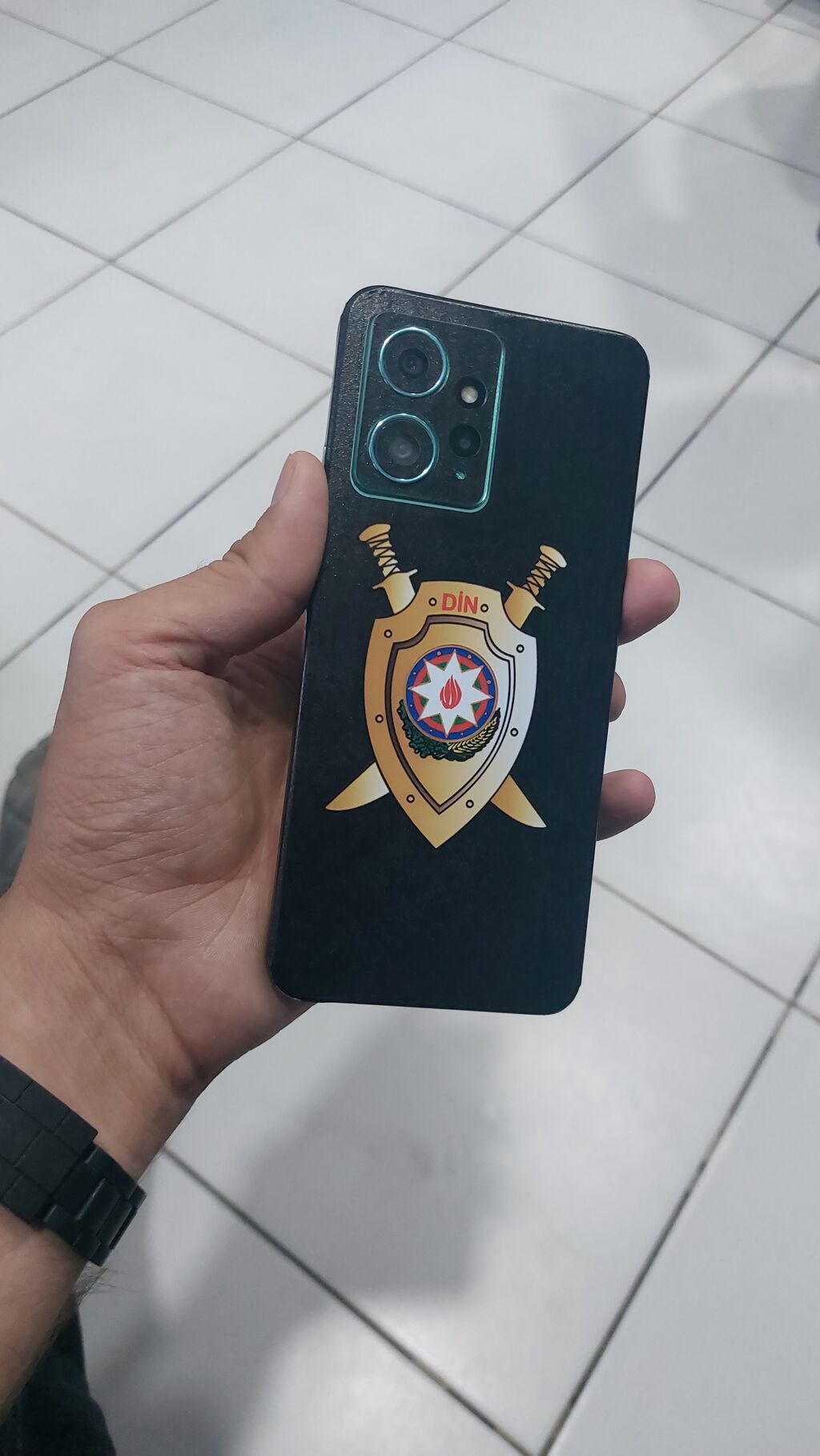 Smartfon – arxa tərəfində “DİN” yazılı qalxan və qılınc simvollu — Elektronika, Saatlı (2)