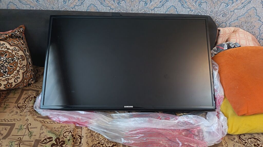 Samsung LED televizor - Ekran: təxminən 40–43 düym (geniş ekran)