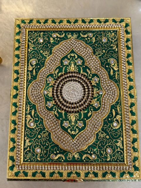Lüks dekorativ Quran qutusu və metal dayağı - Material: möhkəm metal