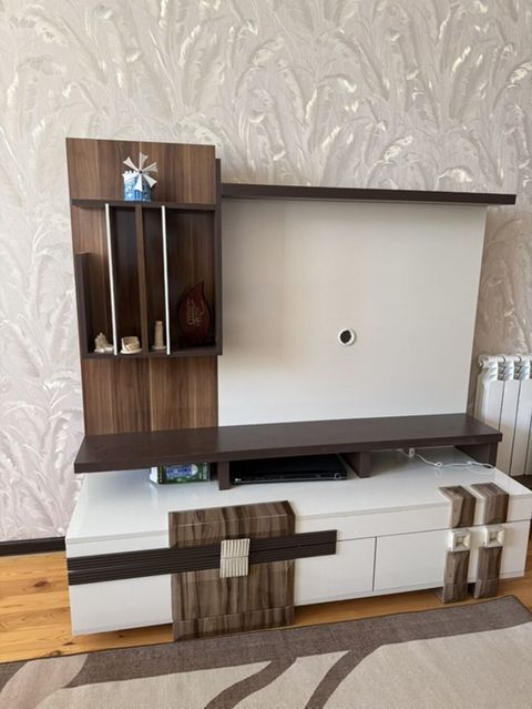 Mebel: TV stendi və divar paneli komplekti - Dizayn: Ağ və qəhvəyi