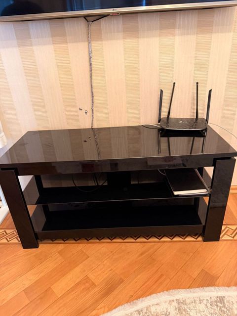 TV altlığı, iki polkalı