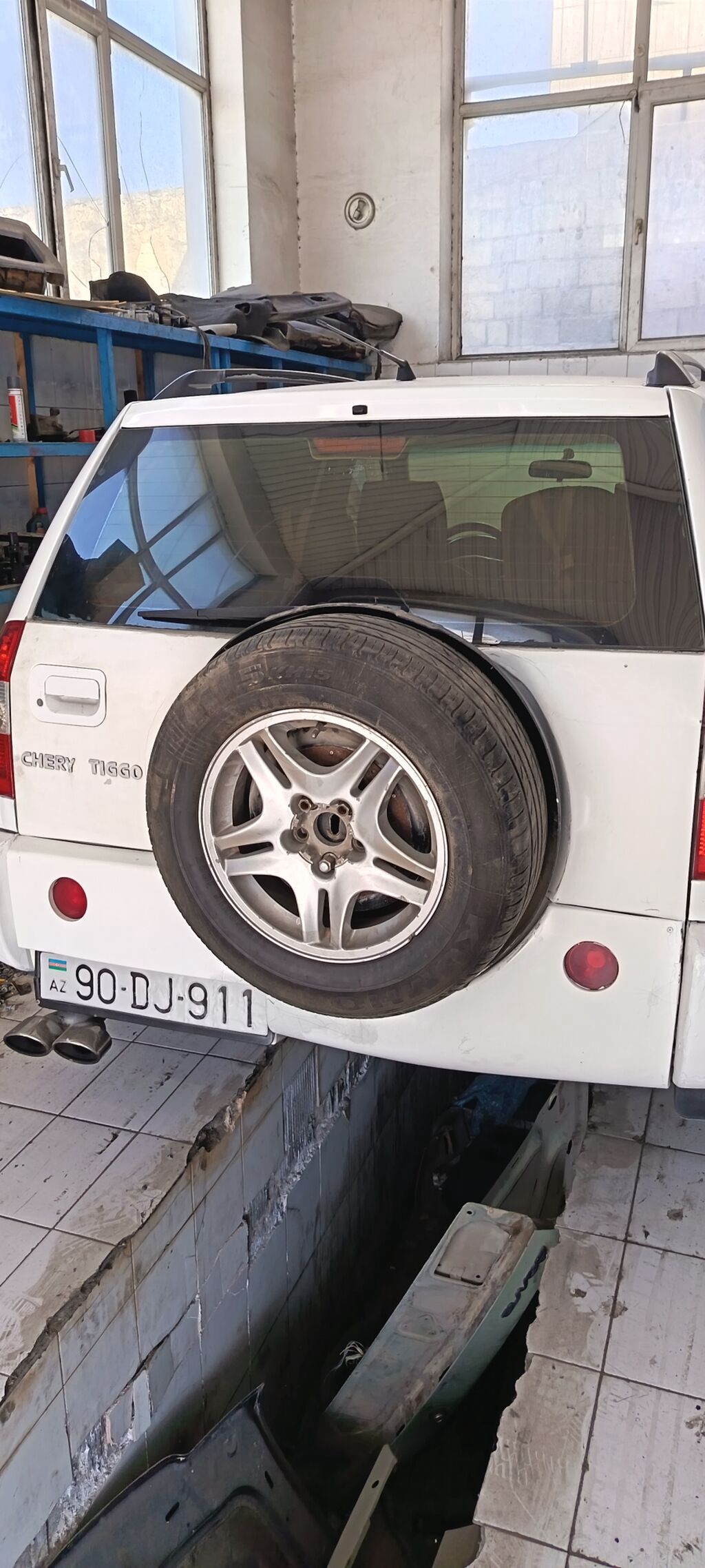 Chery Tiggo (arxa qapıda “CHERY TIGGO” yazısı görünür), ağ rəngli — Avtomobillər, Masazır (2)