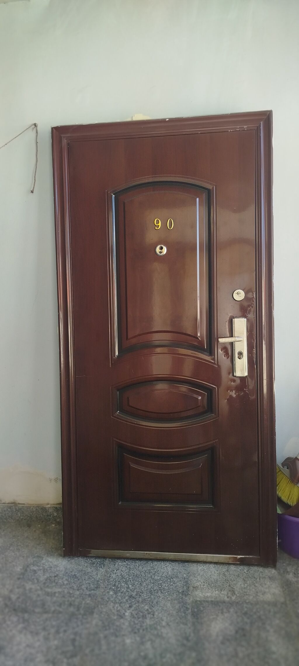 Məhsul: Giriş qapısı endirim edilecek - Material: Metal əsaslı, taxta