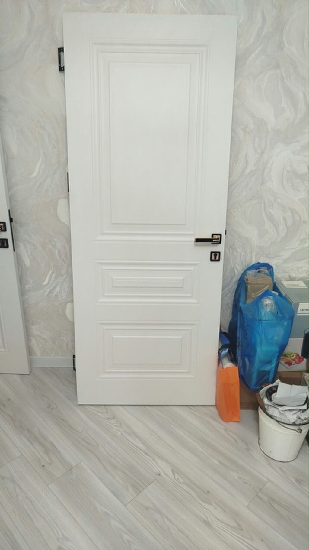Ağ rəngli daxili qapı – klassik panelli dizayn Həşyəsi yoxdur -