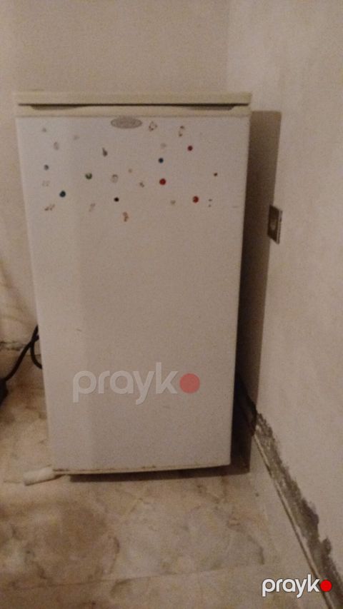 Kiçik ölçülü tək qapılı soyuducu - Aşağıdan dondurucu bölməsi olan