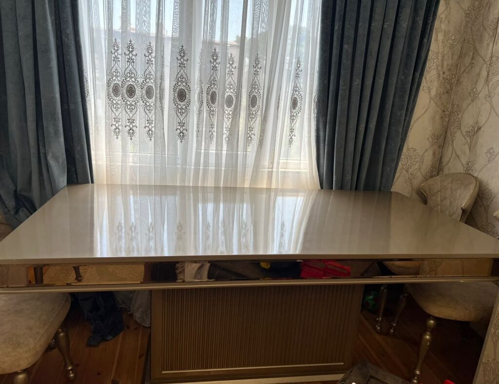 Tek masa 150azn. Acilmir. Boyuk oldugu ucun satilir. Unvan 8ci — Mebel, Bakı