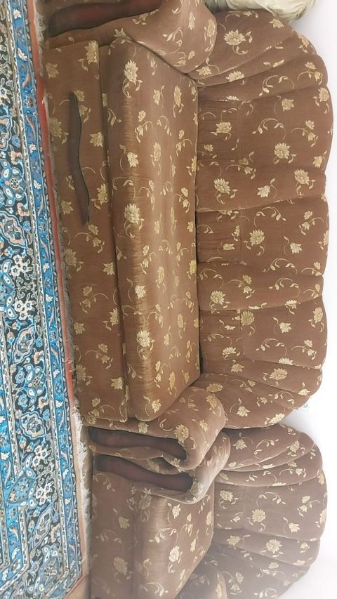Qəhvəyi rəngli, çiçək naxışlı yumşaq dəst – 3 yerlik divan + 2 ədəd