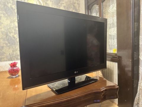 LG televizor - Ekran ölçüsü təxminən 24–26 düym, düz panel LCD - Qara