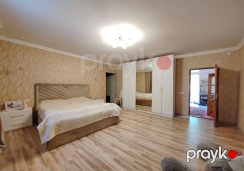 Iri hecmli şkaf - Ölçülər: hündürlük 2.30–2.40 m, en 3.60 m Qeyd: Ev