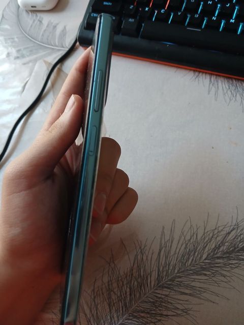 Məhsul: Redmi smartfon (model arxa qapaqda “Redmi” loqosu ilə), arxa