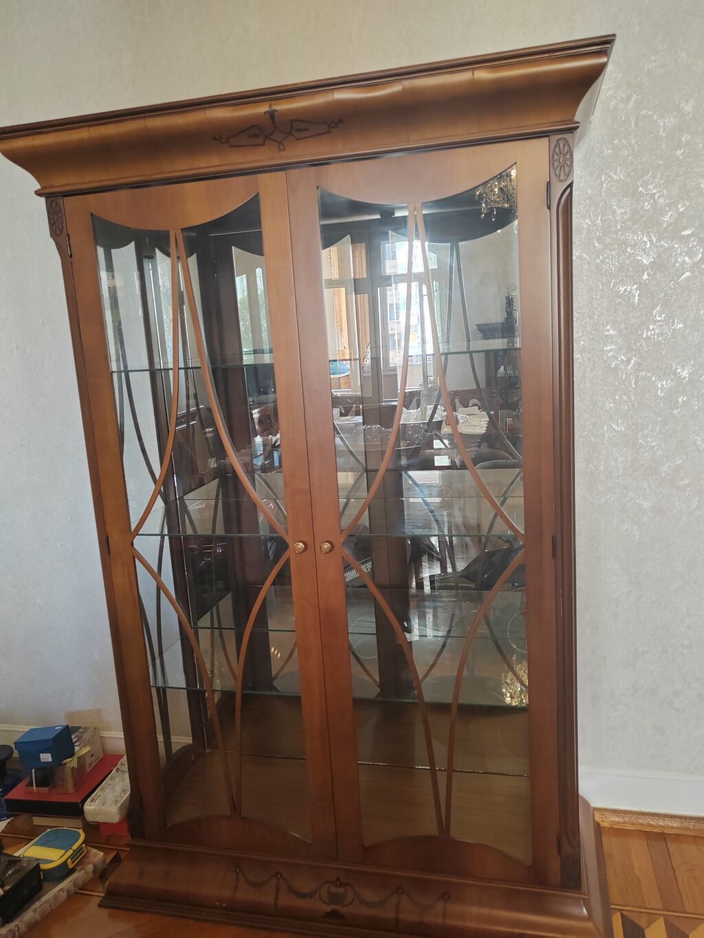 Zövqlü vitrin şkaf - Material: massiv ağac karkas, şüşə qapılar və — Mallar, Bakı (2)