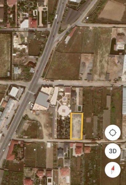 Novxanida grand marketin etrafinda torpaq satilir
