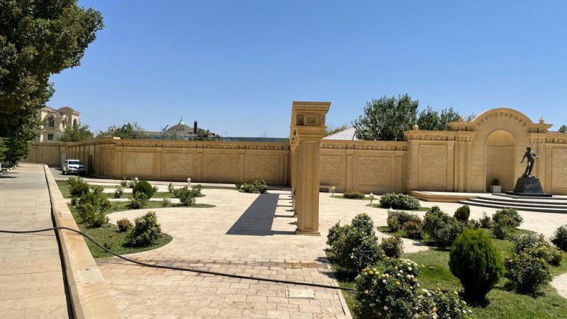 Naxçıvanda Hüseyin Cavid heykəlinin yaxınlığı tropaq almaq