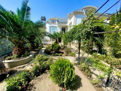 Bakı şəhəri Xətai rayonu Asiman restoranı yaxınlığında təmirli villa ev satılır. 2 mərtəbə + mansard