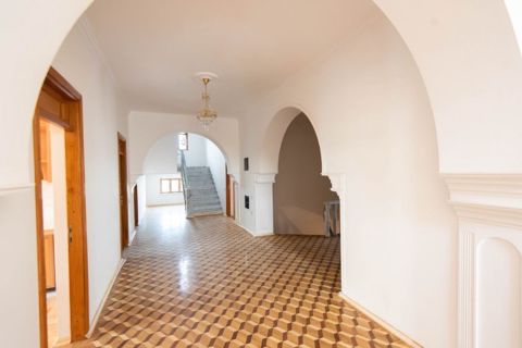 Badamdarda 4 mərtəbəli tam təmirli villa ev