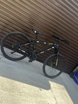 Şəhər/trek tipli velosiped – mat qara rəng, stikerli dizayn — Velosipedlər
