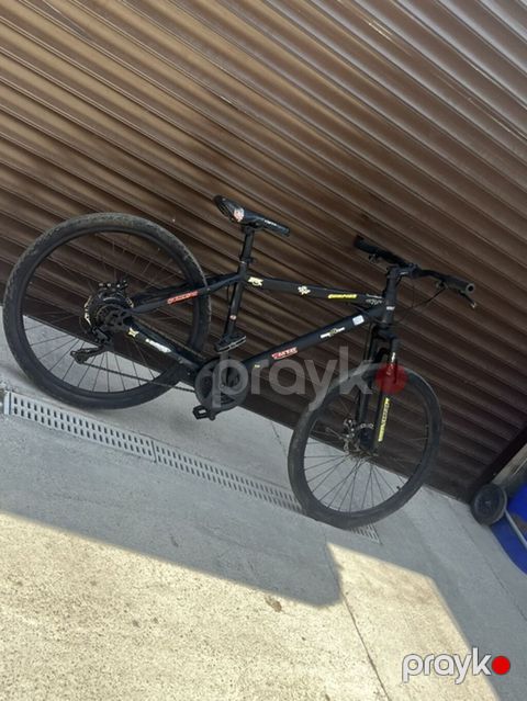 Şəhər/trek tipli velosiped – mat qara rəng, stikerli dizayn