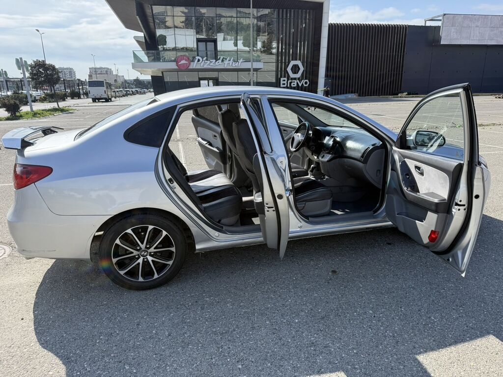 Hyundai Elantra sedan – gümüşü rəng, Azərbaycan nömrə nişanı — Avto, Bakı (8)