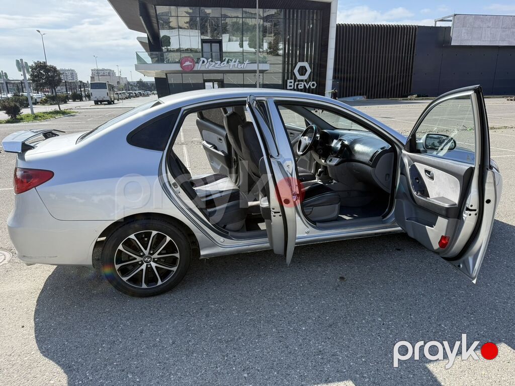 Hyundai Elantra sedan – gümüşü rəng, Azərbaycan nömrə nişanı — Avto, Bakı (8)