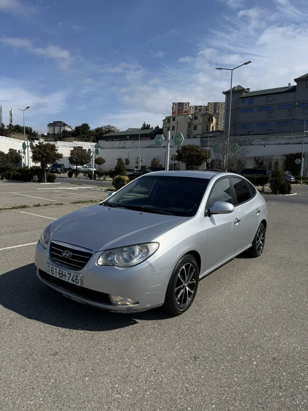 Hyundai Elantra sedan – gümüşü rəng, Azərbaycan nömrə nişanı — Avto, Bakı