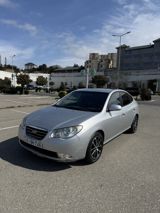 Hyundai Elantra sedan – gümüşü rəng, Azərbaycan nömrə nişanı — Cars