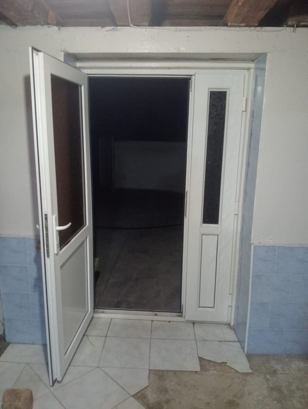Plastik giriş qapısı – yan əlavə pəncərəli (üstü şüşəli), ağ rəng — Mallar, Sabirabad (2)