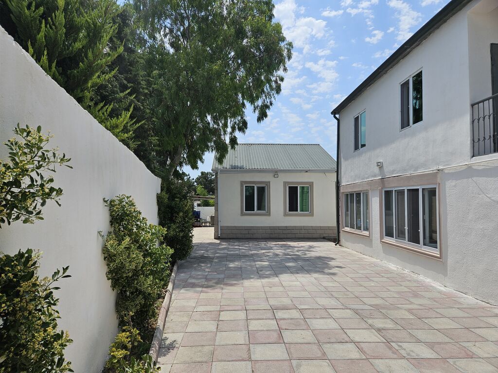 Iki mərtəbəli həyət evi və ayrıca qonaq evi - Geniş tam hasarlı — Daşınmaz əmlak, Bakı (2)
