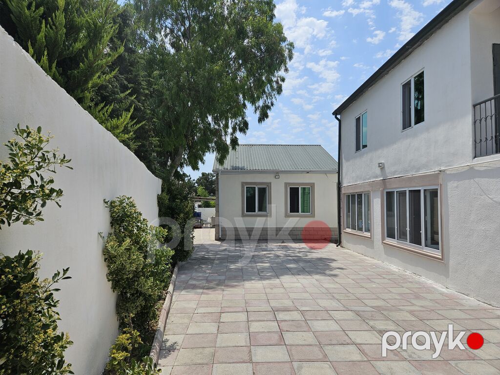 Iki mərtəbəli həyət evi və ayrıca qonaq evi - Geniş tam hasarlı — Daşınmaz əmlak, Bakı (2)