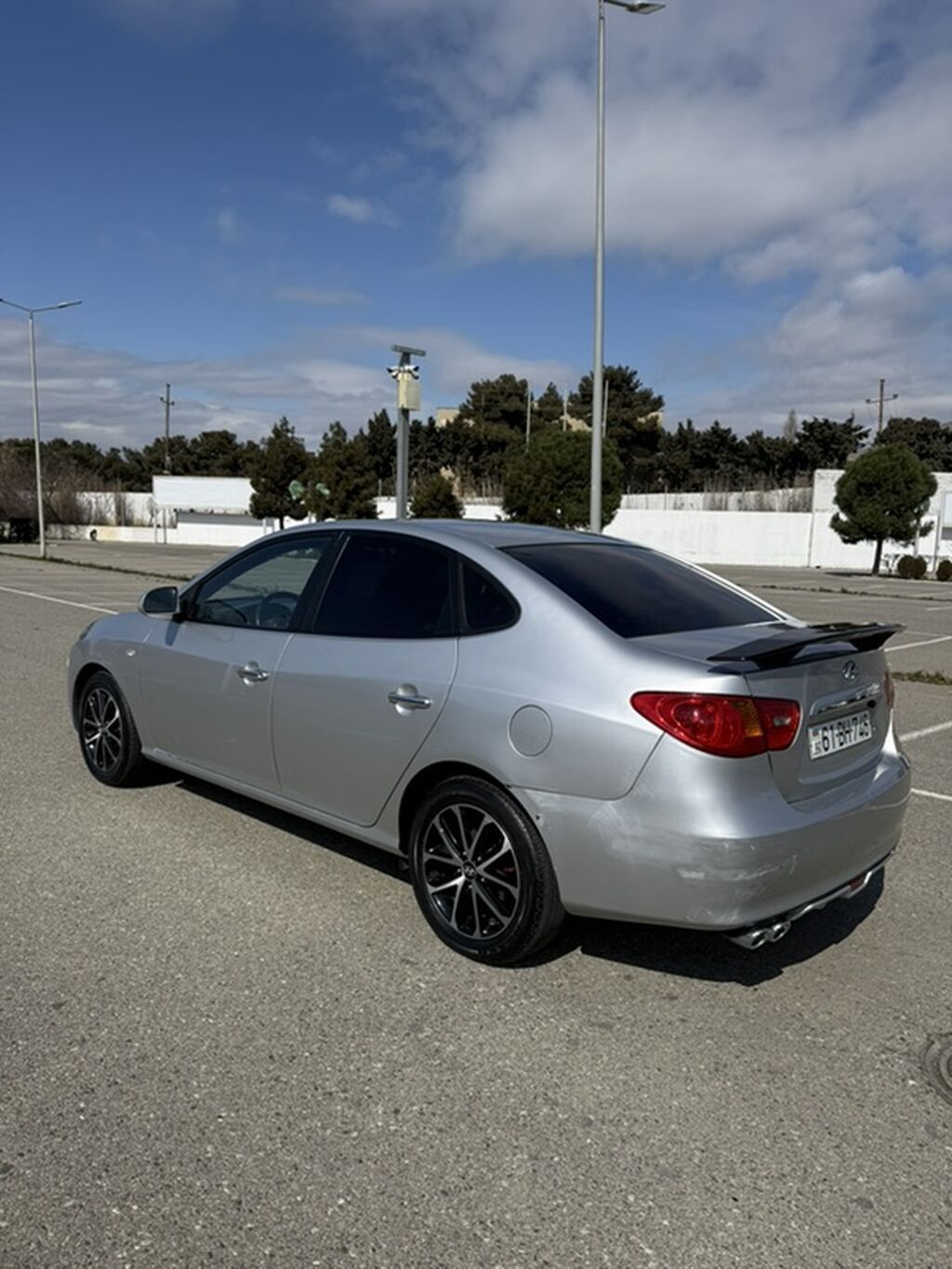 Hyundai Elantra sedan – gümüşü rəng, Azərbaycan nömrə nişanı — Avto, Bakı (3)