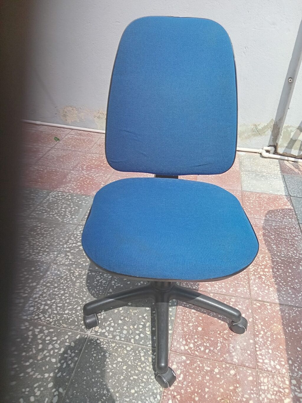 Ofis kreslosu – mavi parçalı, bel dəstəyi və yumşaq oturacaqla. - — Ofis mebeli, Pirəkəşkül (2)