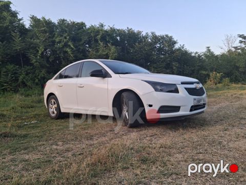 Chevrolet Cruze sedan - Kuzov: ağ rəng, 4 qapılı sedan, arxa