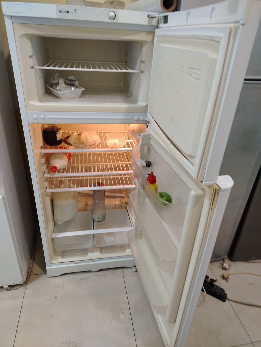 Indesit iki qapılı soyuducu - Üst kamera: dondurucu bölmə — Soyuducular, Bakı (2)