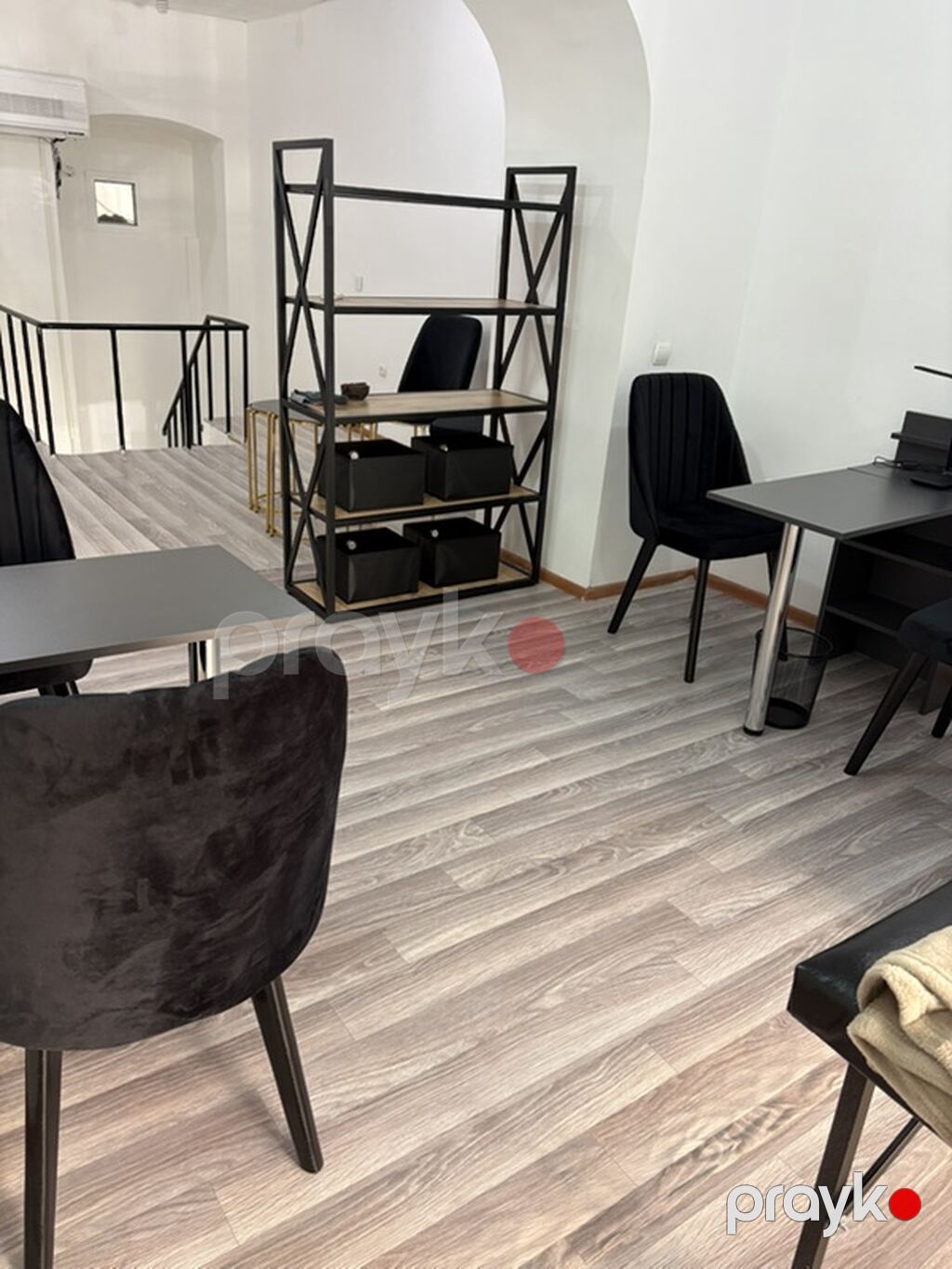 Studiyanın mərkəzində, ikinci mərtəbəsində manikür ustası üçün yer — Daşınmaz əmlak, Bakı (2)