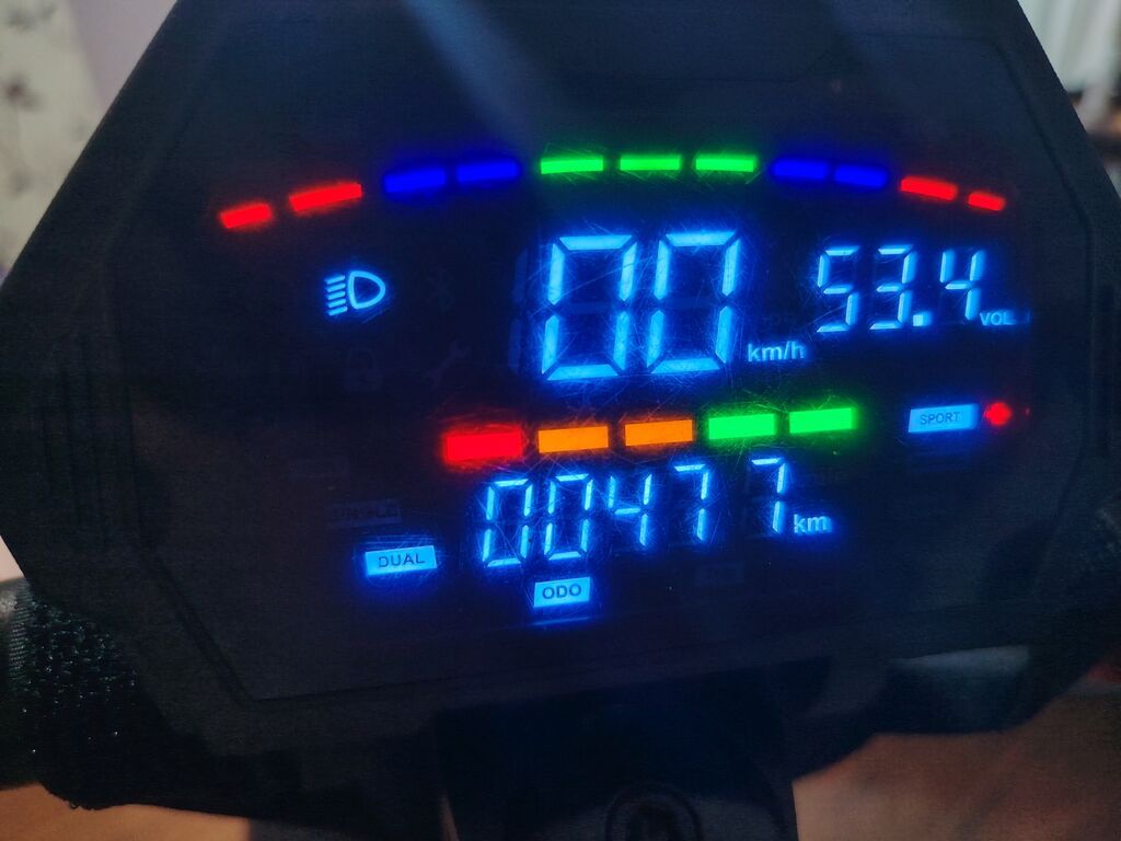 Elektrik skuter E-scooterin Scorpion modeli şarj cihazı üstündə — Mallar, Bakı (4)