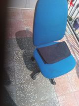 Ofis kreslosu – mavi parçalı, bel dəstəyi və yumşaq oturacaqla. - — Mebel