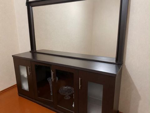 İdeal vəziyyətdə kamod satilir, möhkəm və yeni kimidir