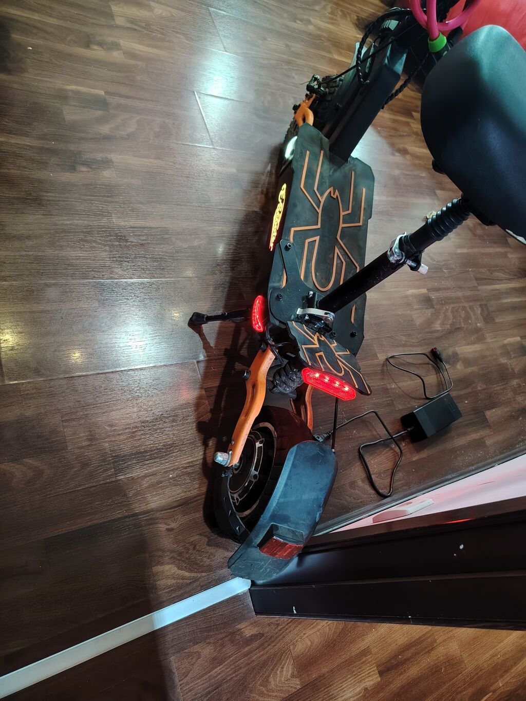 Elektrik skuter E-scooterin Scorpion modeli şarj cihazı üstündə — Mallar, Bakı (3)
